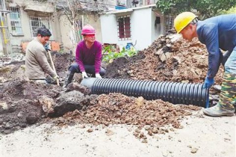 更换老旧小区地下管道 600余居民过上“清爽”生活